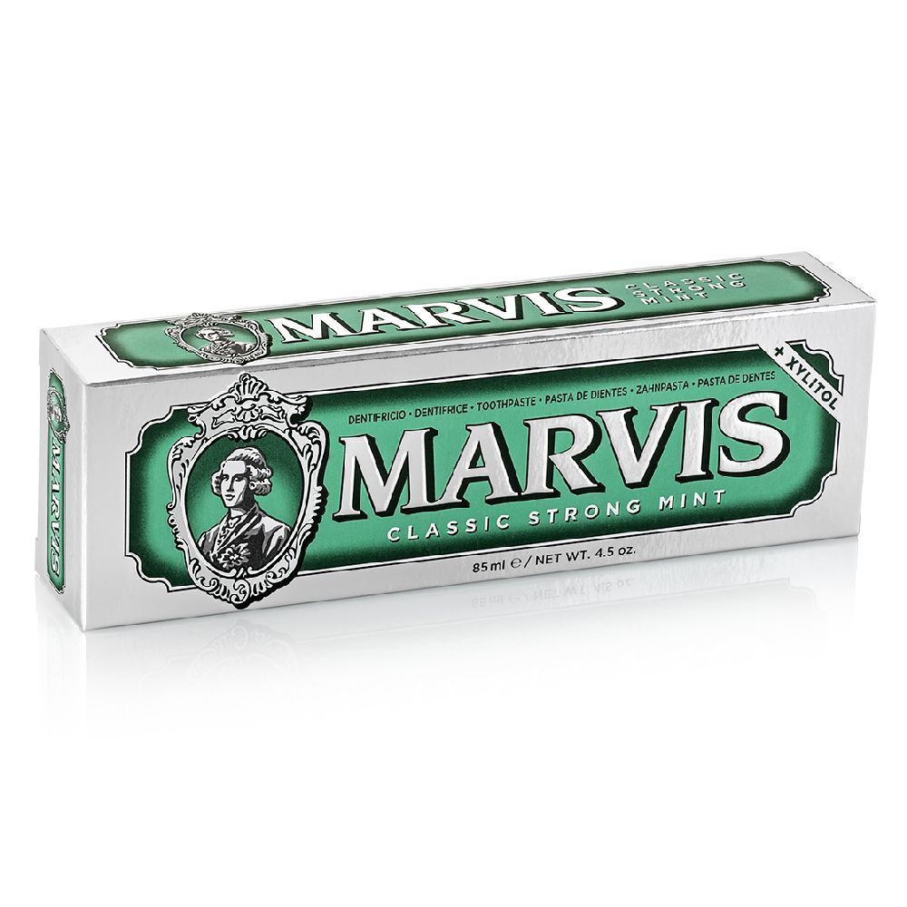 Zahnpasta-Schachtel, silberfarben mit grünen Akzenten. MARVIS-Logo und Produktname. Klassische Zahnpasta mit starker Minze.