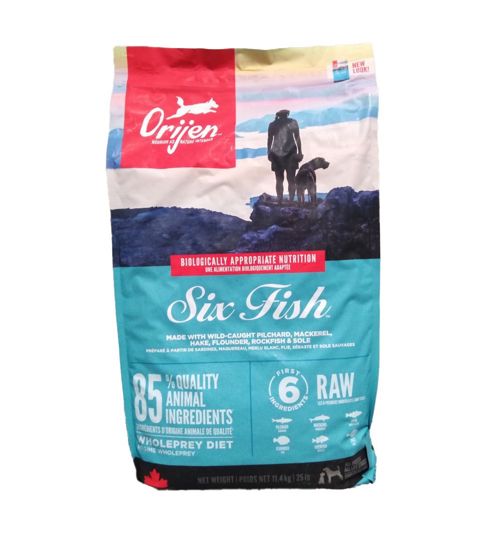 Orijen Six Fish Hundefutter-Beutel. Hauptmerkmale: 85% tierische Zutaten, 6 Fischarten, Rohfutter. Rote und blaue Verpackung.