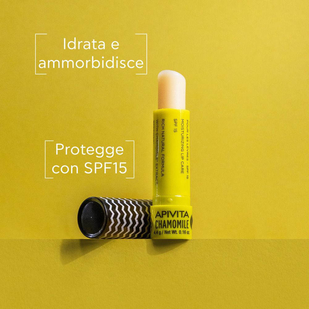 Lippenbalsam mit geöffneter Kappe. Gelbe Hülse, weißer Lippenstift. Text: APIVITA CHAMOMILE, SPF 15.