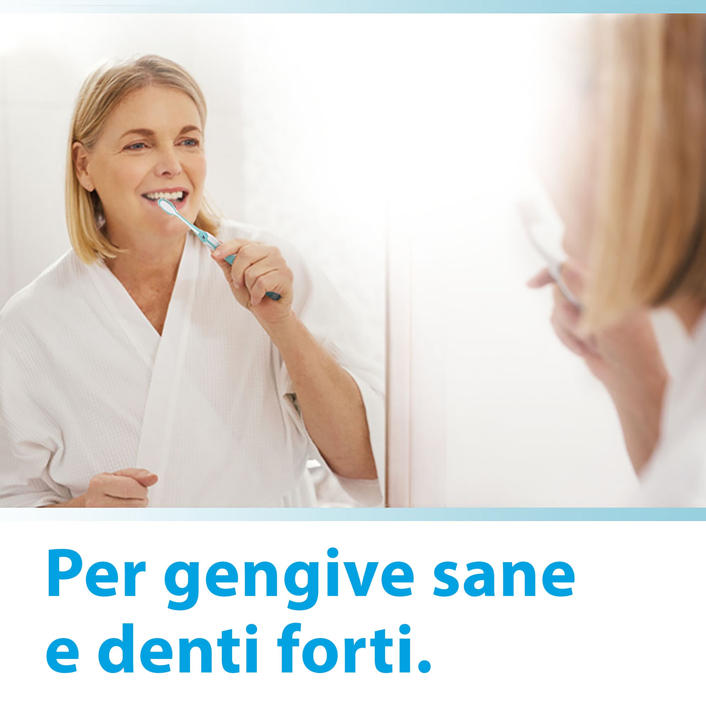Femme se brossant les dents devant un miroir. Inscription : Per gengive sane e denti forti.
