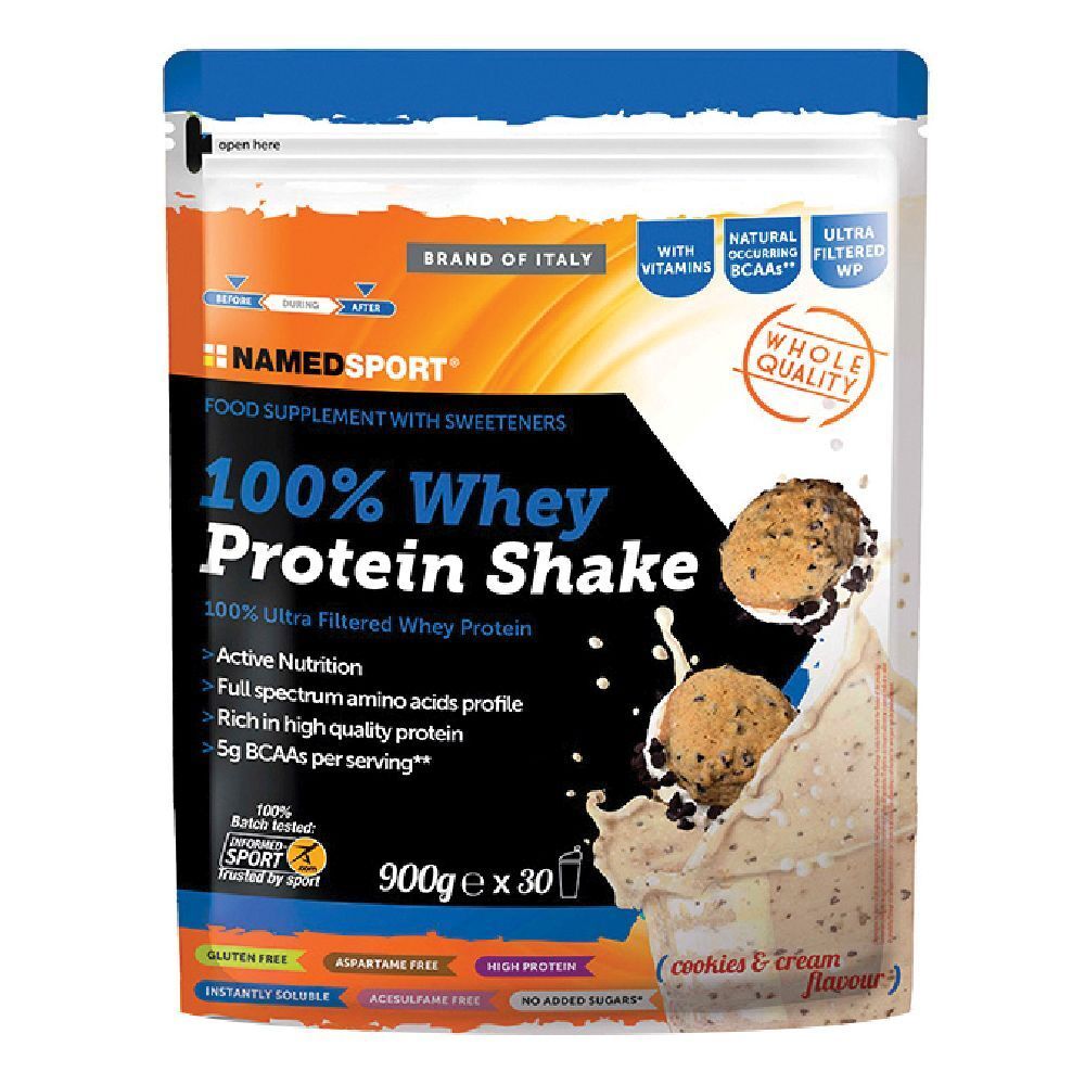 Beutel mit NAMEDSPORT® 100% Whey Protein Shake Cookies & Cream. Schwarzer Hintergrund mit Produktabbildung und Text. 900g, 30 Portionen.