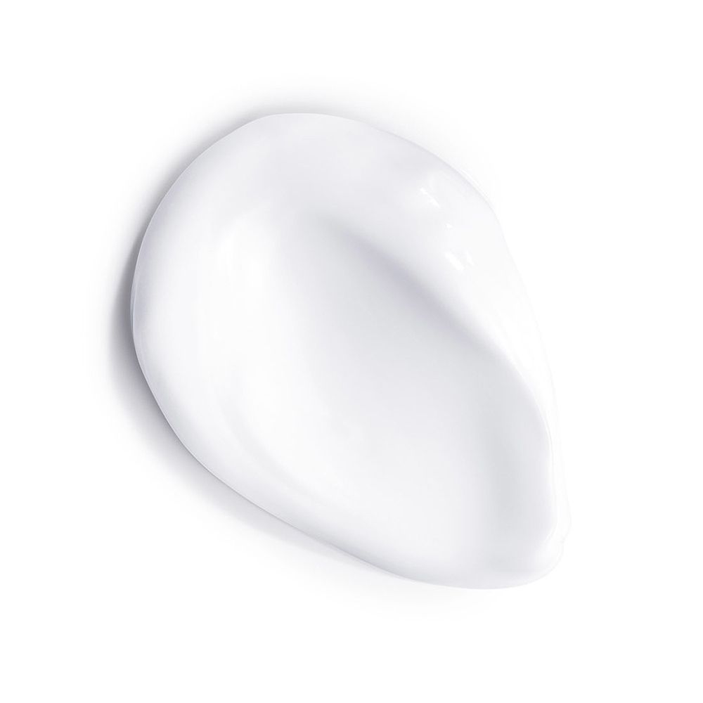 Goutte de crème blanche sur fond blanc. Forme ovale.