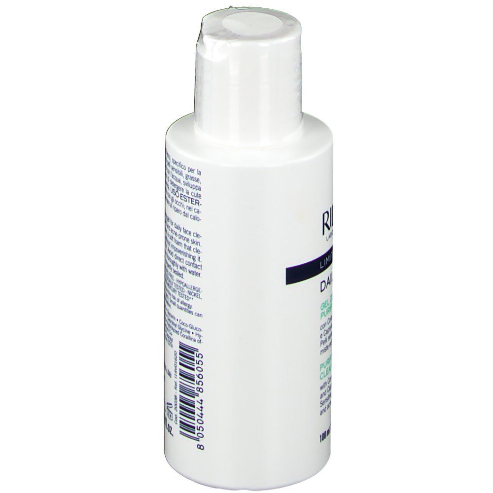 Weißes Fläschchen mit weißem Deckel. Aufschrift: RILASTIL, Daily Care. Text in mehreren Sprachen. 100 ml.