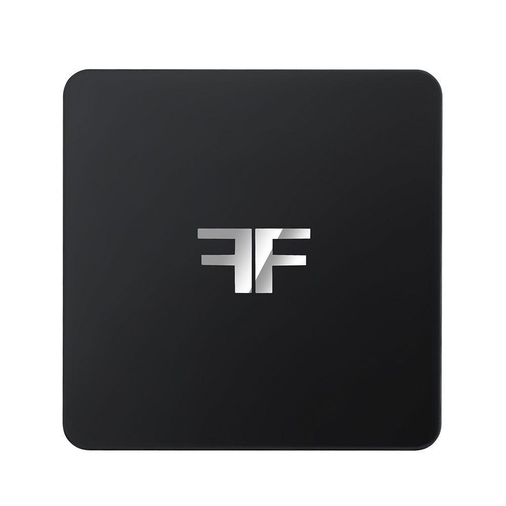 Boîtier de poudre compacte noir fermé. Logo argenté sur le dessus. Forme carrée.