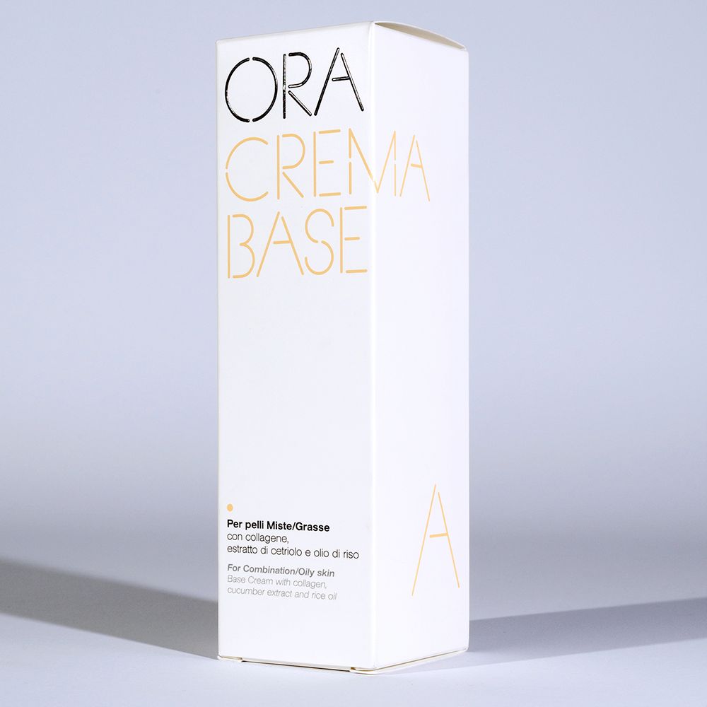 Boîte ORA CREMA BASE. Logo et texte : Pour peaux mixtes/grasses, avec collagène, extrait de concombre et huile de riz. Blanc avec accent jaune.