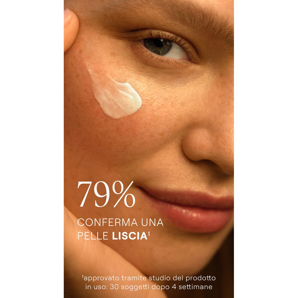 Nahaufnahme eines Gesichts. Text: 79% bestätigen eine glattere Haut. Creme auf der Haut.