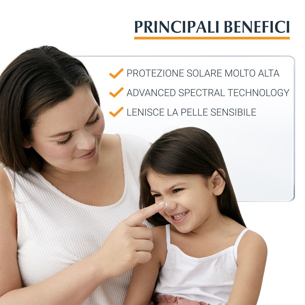 Mère et enfant. La mère touche le nez de l'enfant. Texte : Principali Benefici, Protezione solare molto alta, Advanced Spectral Technology, Lenisce la pelle sensibile.