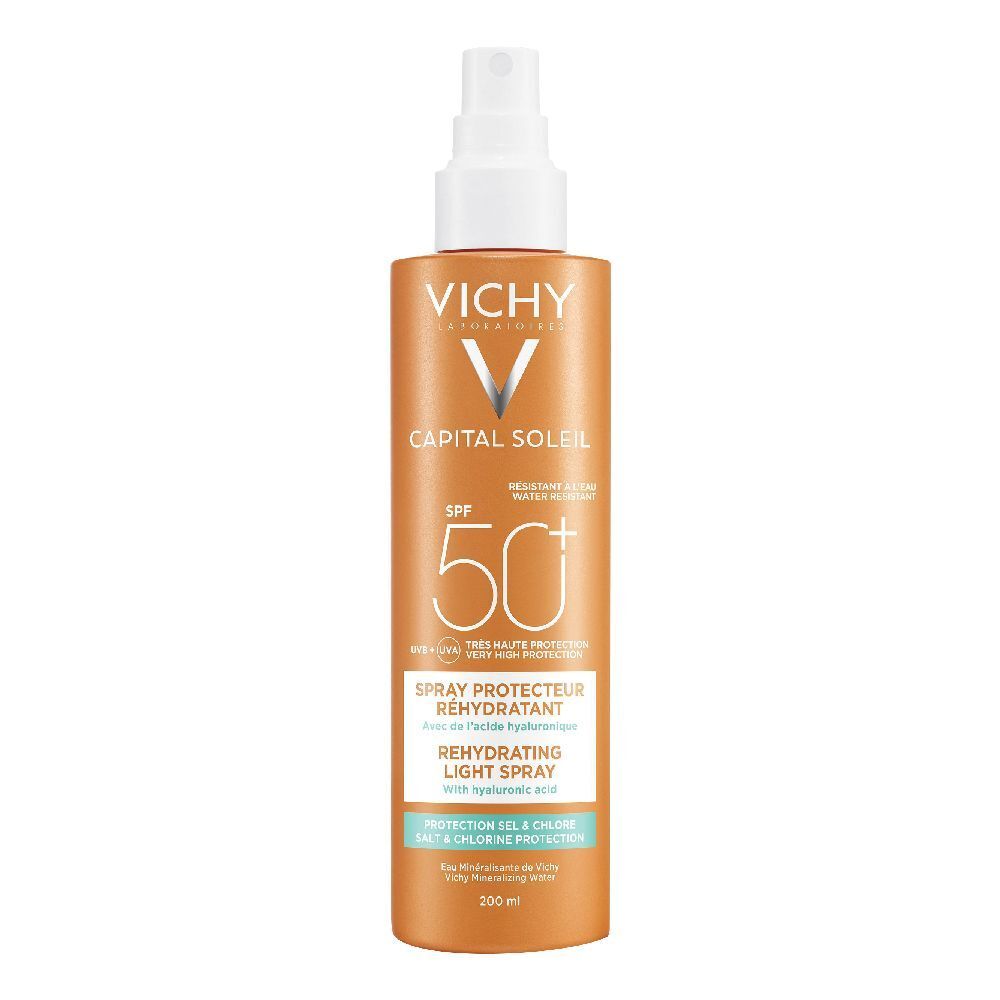 Flacon spray orange avec tête blanche. Inscription: VICHY, CAPITAL SOLEIL, SPF 50+. Texte: Spray protecteur réhydratant.