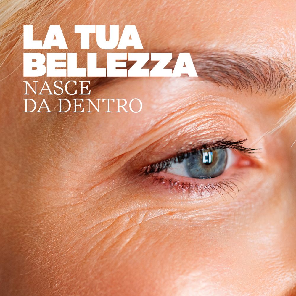 Nahaufnahme eines Auges mit Falten. Text: Deine Schönheit entsteht von innen.