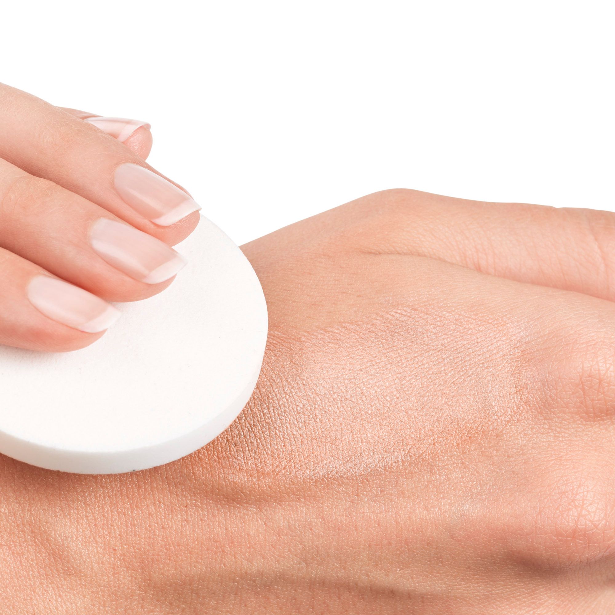 Hand mit Schwamm, der auf der Haut verwendet wird. Weißer Schwamm.