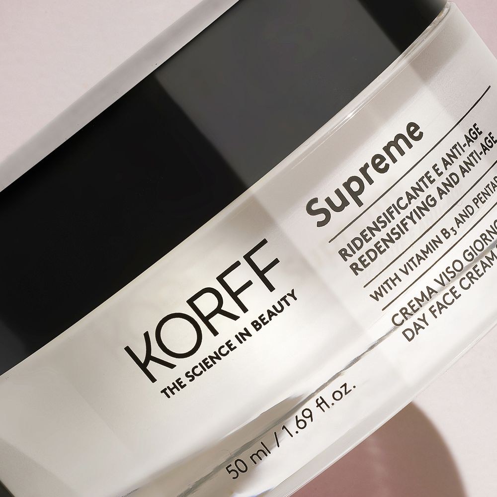 Creme-Tiegel mit Aufschrift: KORFF Supreme. Tagescreme SPF 20. 50 ml. Schräge Ansicht.