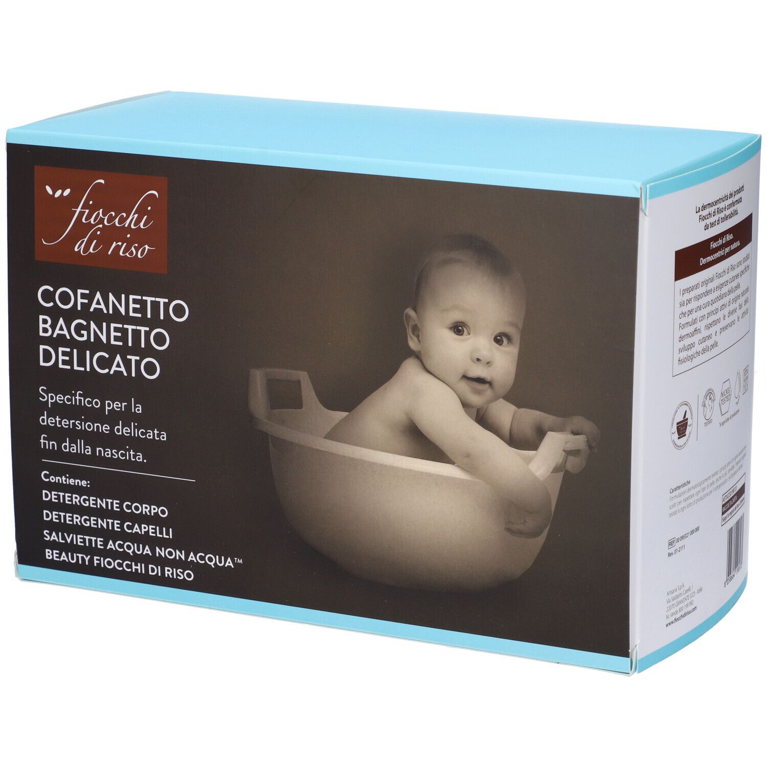 Hellblaue Schachtel mit Produktnamen und Babyfoto. Enthält Körper- und Haarwaschmittel, sowie Feuchttücher.