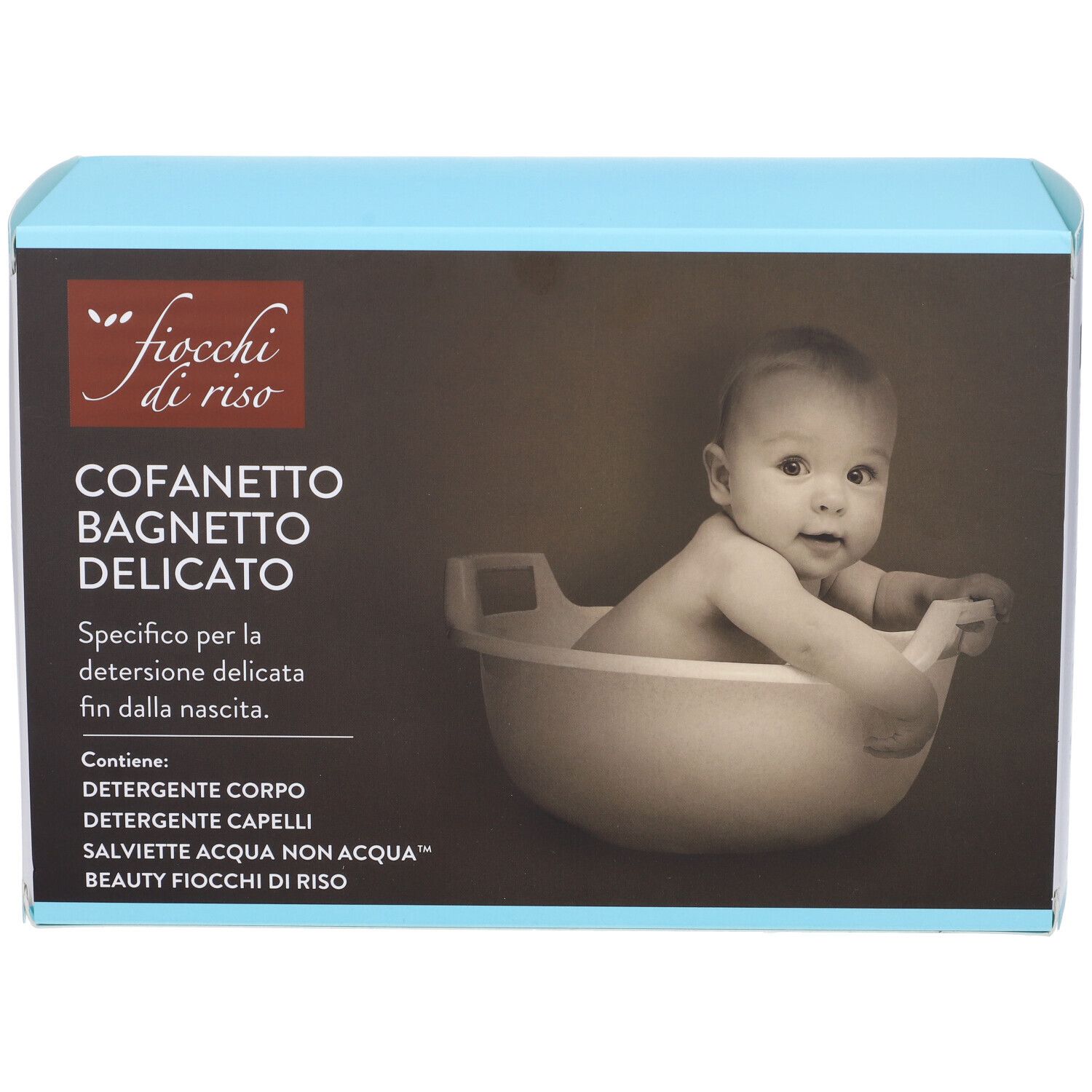 Hellblaue Schachtel mit Produktnamen und Babyfoto. Enthält Körper- und Haarwaschmittel, sowie Feuchttücher.