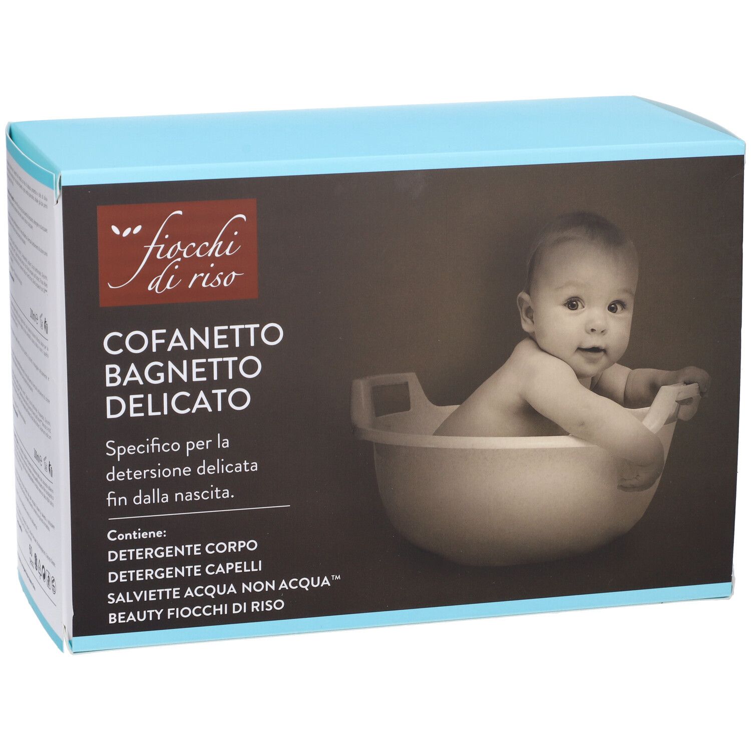Hellblaue Schachtel mit Produktnamen und Babyfoto. Enthält Körper- und Haarwaschmittel, sowie Feuchttücher.