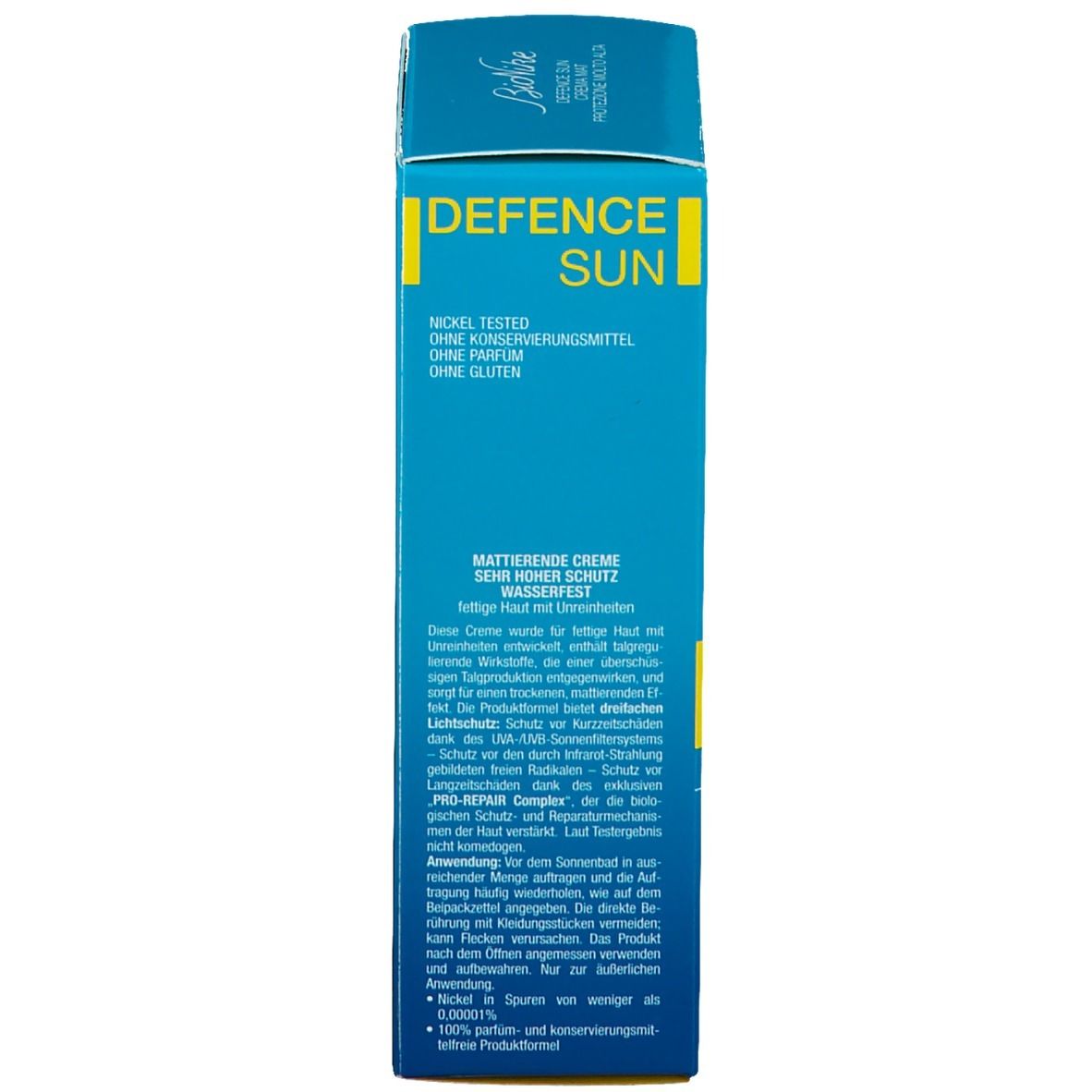 Rückseite der türkisfarbenen Schachtel. Aufschrift: Mattierende Creme, Sehr hoher Schutz, Wasserfest. Marke: BioNike.