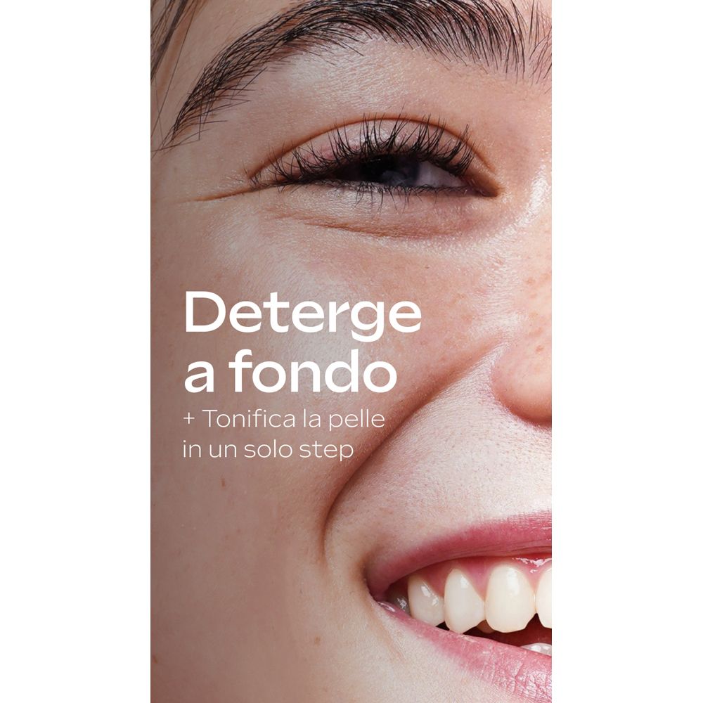 Nahaufnahme eines Teils eines Gesichts. Text: „Deterge a fondo + Tonifica la pelle in un solo step“.