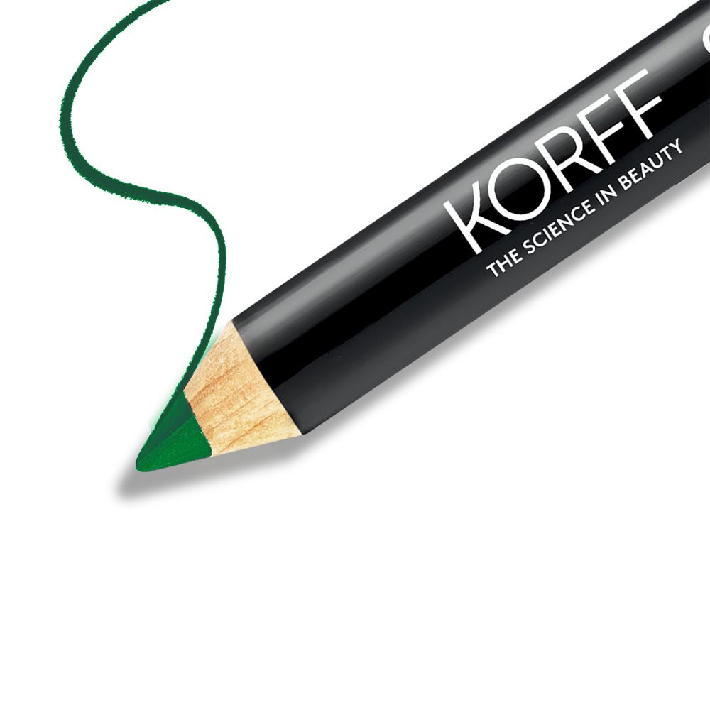 Gros plan de la pointe verte d'un crayon contour des yeux KORFF. Trait vert sur fond blanc.