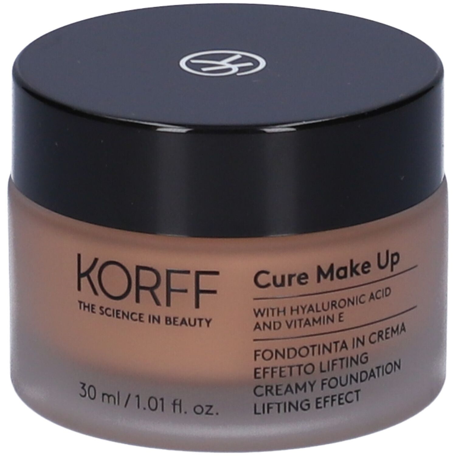 KORFF Cure Make Up Straffende Grundierung 06. Crème brune dans un pot en verre avec un couvercle noir. Contient de l'acide hyaluronique et de la vitamine E.