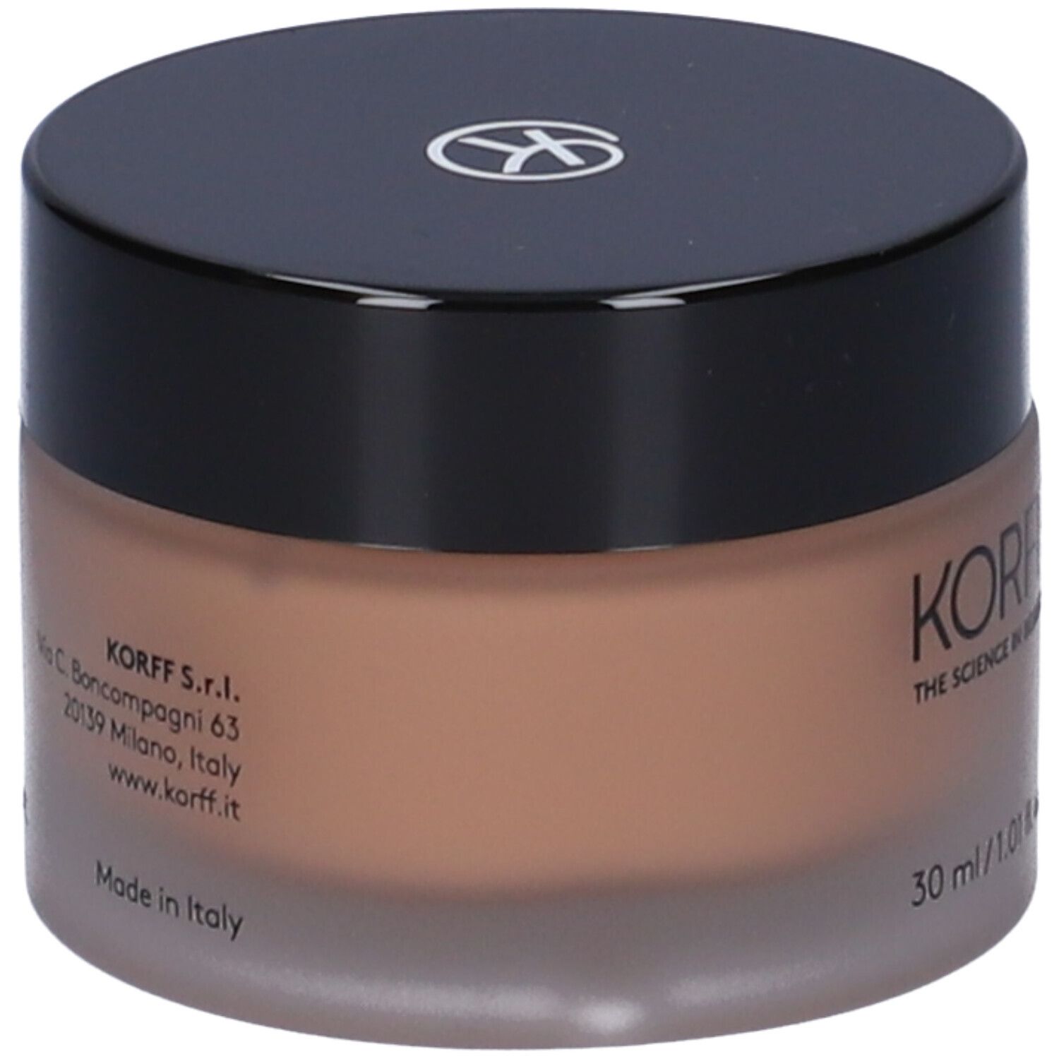 KORFF Cure Make Up Straffende Grundierung 06. Crème brune dans un pot en verre avec un couvercle noir. Contient de l'acide hyaluronique et de la vitamine E.