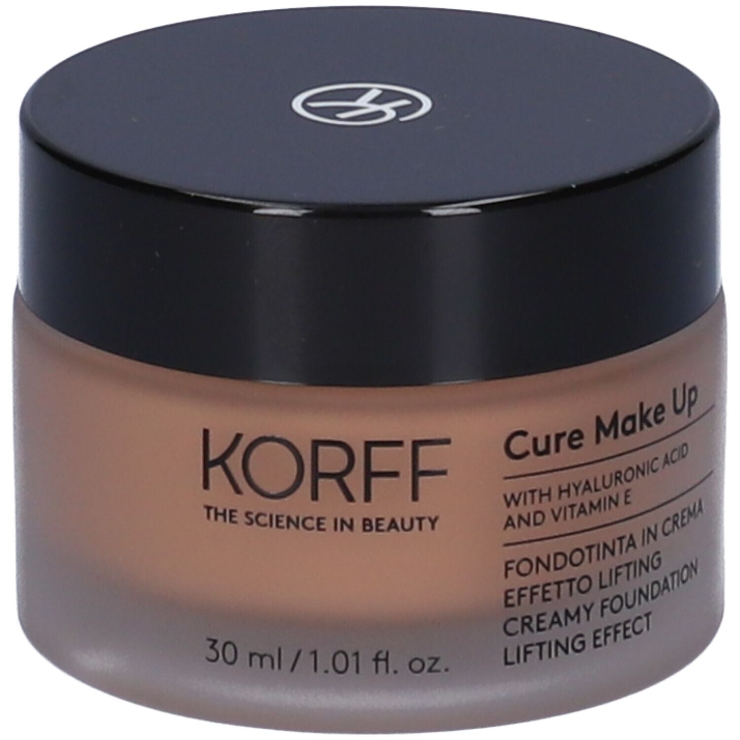 KORFF Cure Make Up Straffende Grundierung 06. Crème brune dans un pot en verre avec un couvercle noir. Contient de l'acide hyaluronique et de la vitamine E.