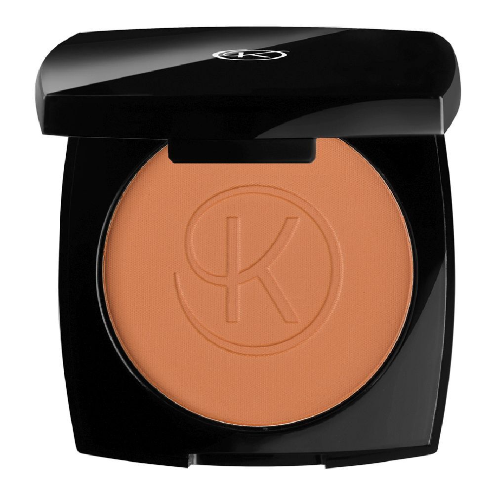 Kompaktpuder in schwarzer Dose mit geöffnetem Deckel. Der Puder ist hellbraun und hat ein geprägtes Logo.