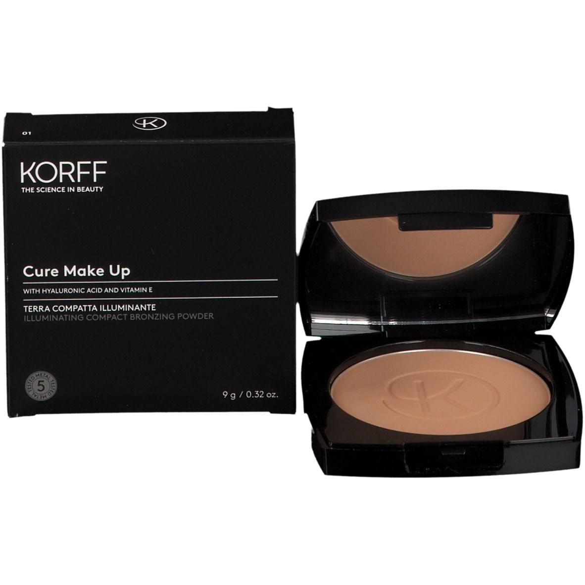 Kompaktpuder und Verpackung. Schwarze Verpackung mit Produktnamen und Logo. Geöffnete Dose mit Puder.