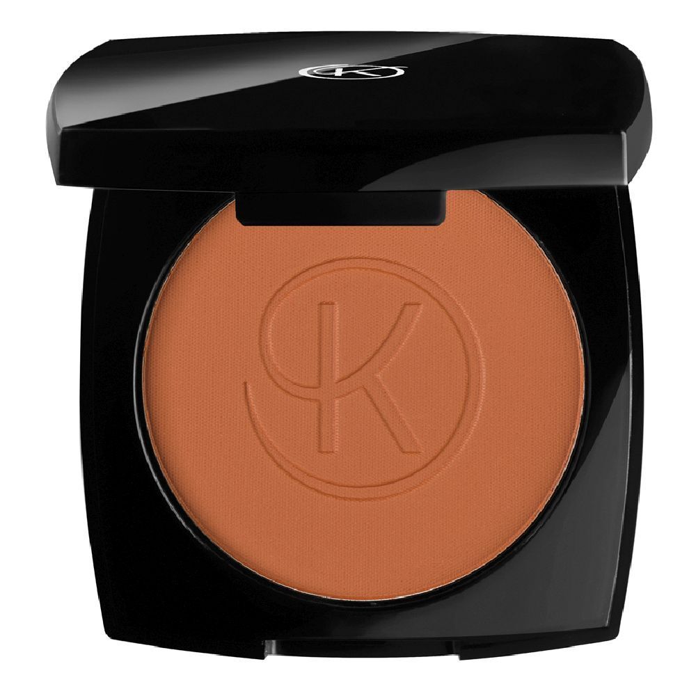 Kompaktpuder in schwarzer Dose. Deckel geöffnet. Puder in Bronzeton mit geprägtem Logo. Schwarzer Deckel mit Logo.