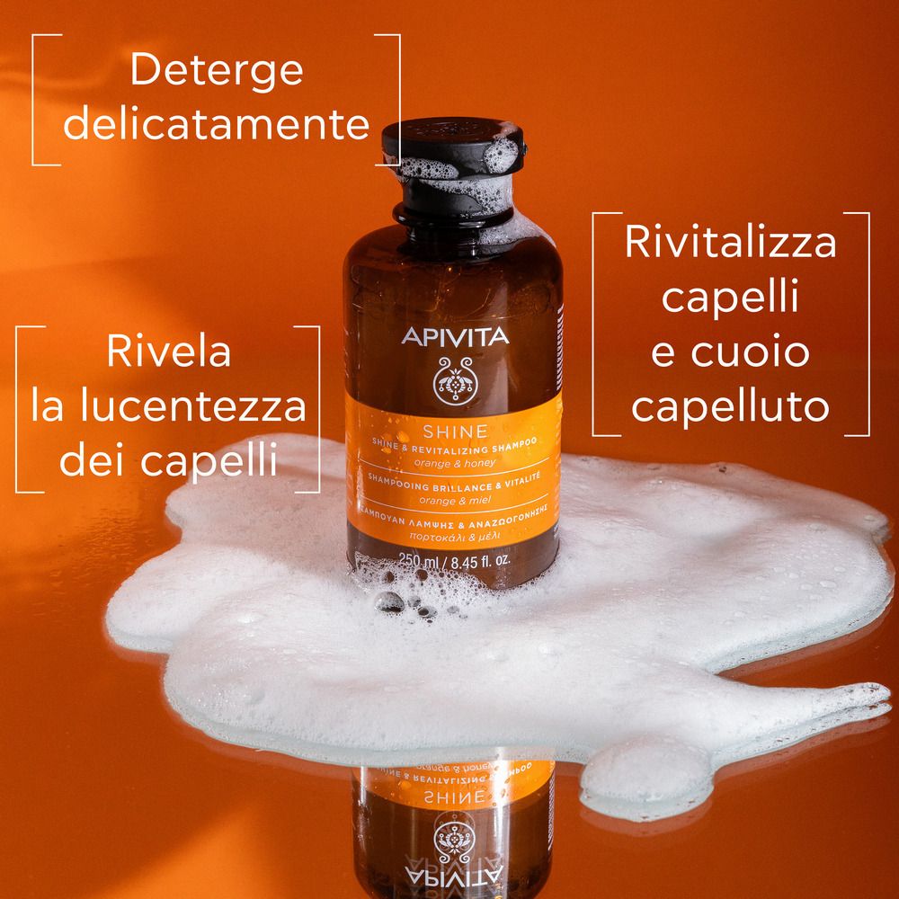 Flacon de shampooing dans la mousse. Texte : Nettoie en douceur, Revitalise les cheveux et le cuir chevelu, Révèle l'éclat.