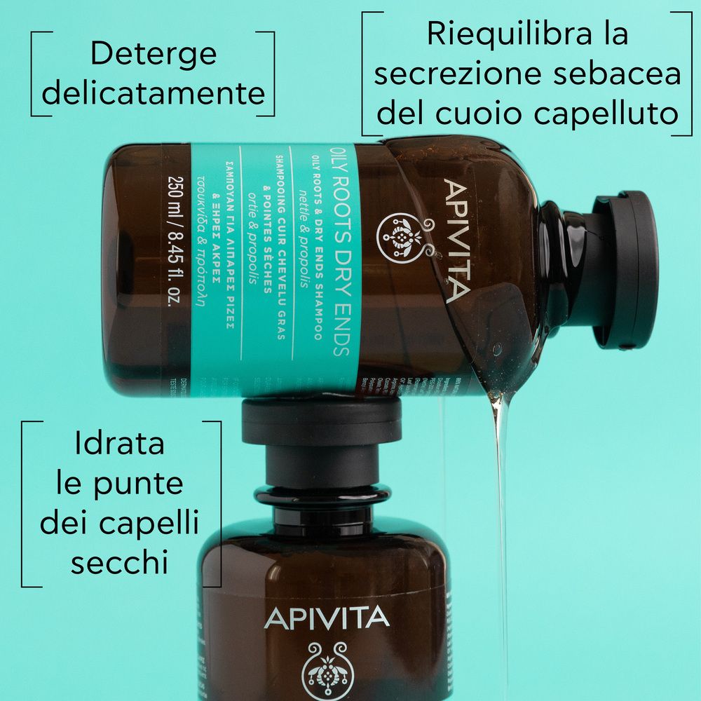 Flacon de shampooing, liquide qui coule. Texte : Nettoie en douceur, équilibre la sécrétion de sébum, hydrate.
