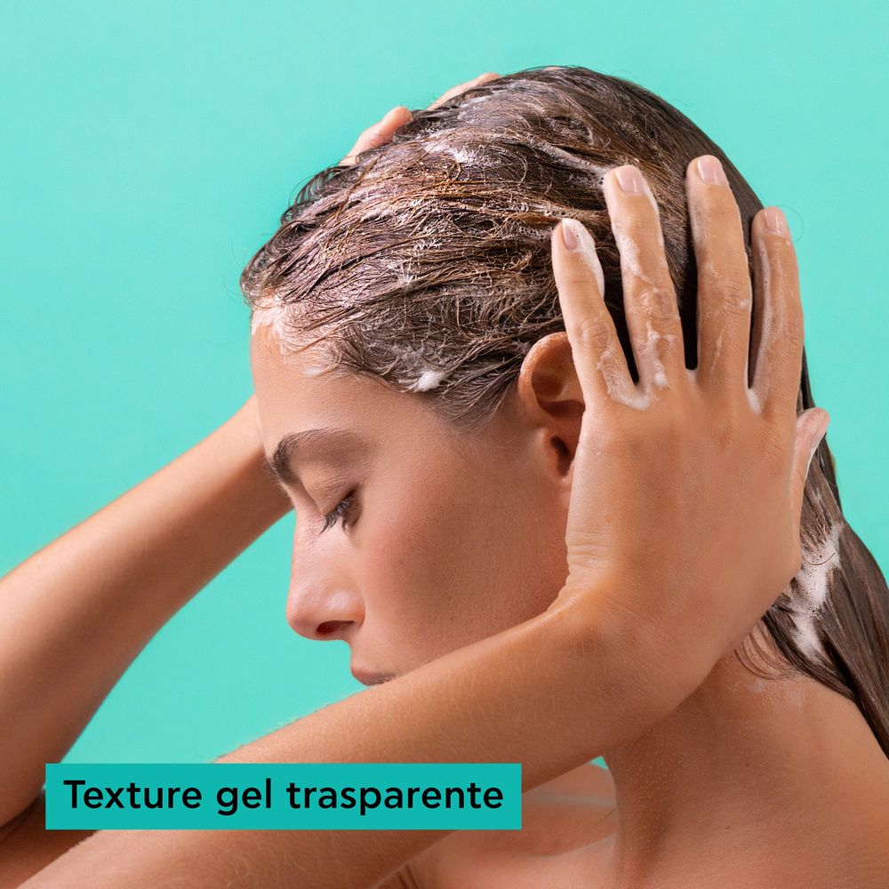 Femme se lavant les cheveux. Texte : Texture gel transparente.