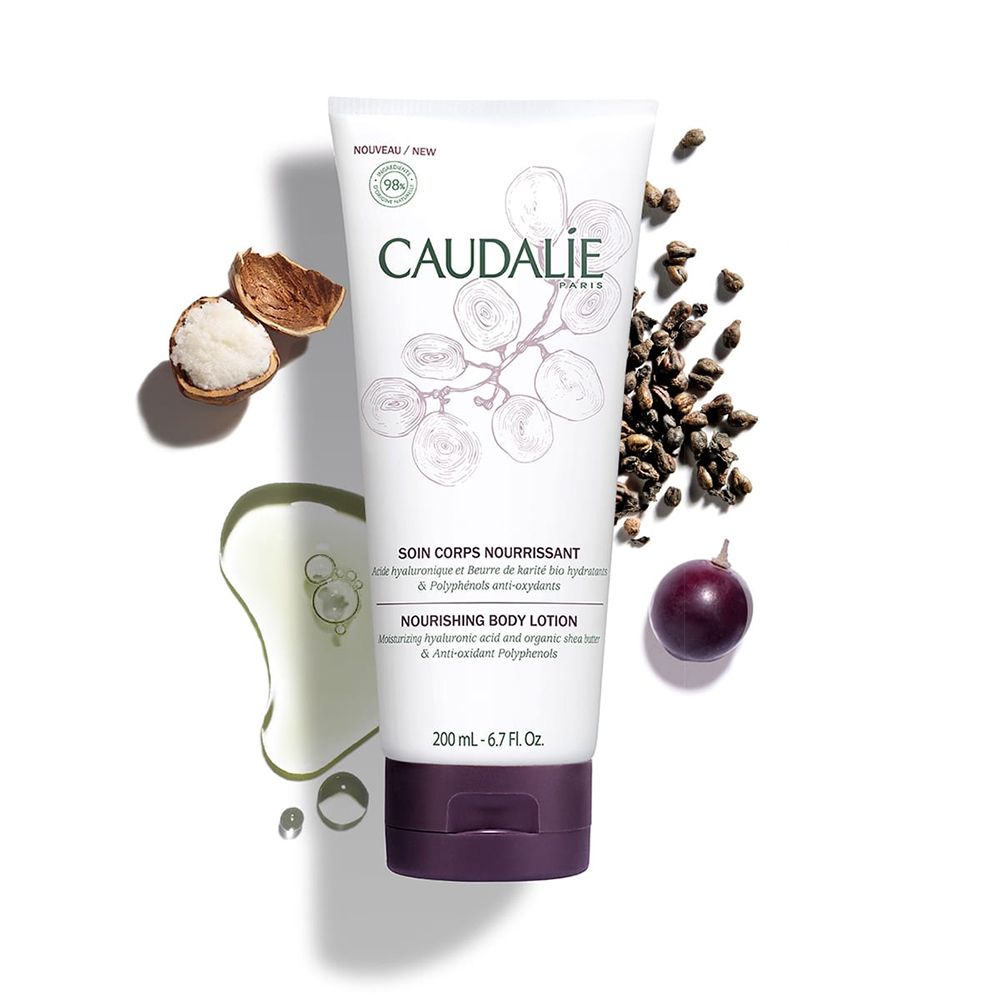 Weiße Tube mit lila Verschluss. Aufschrift CAUDALÍE PARIS, SOIN CORPS NOURRISSANT und NOURISHING BODY LOTION. 200ml. Mit Trauben, Kernen und Öl.