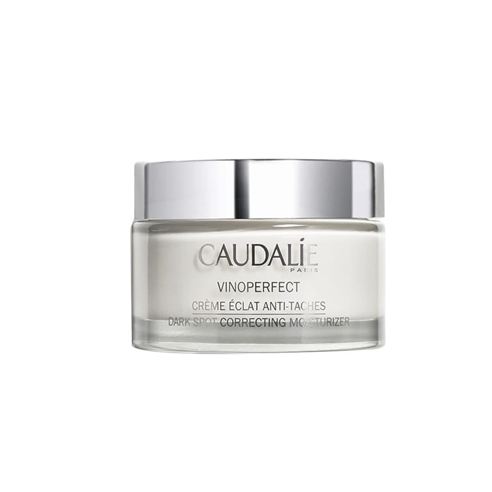 Pot de crème avec couvercle argenté. Inscription CAUDALIE, VINOPERFECT, Crème Éclat Anti-Taches. Emballage en verre transparent.