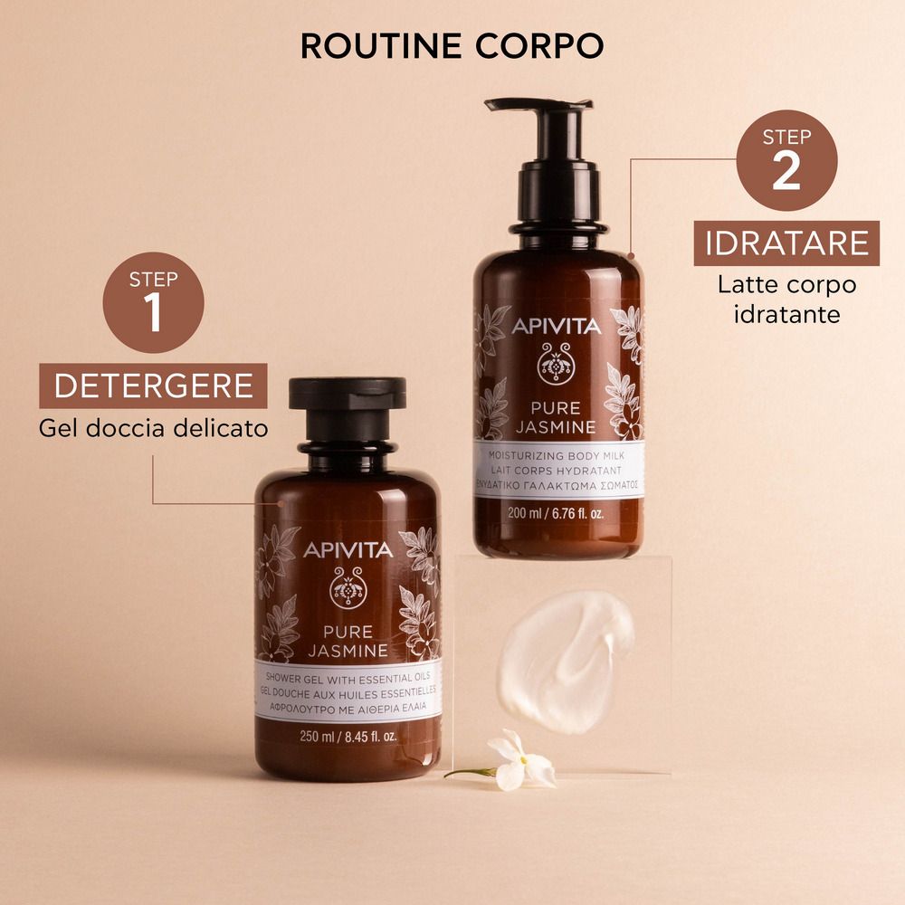 Deux flacons marrons avec bouchon noir. Inscription: APIVITA Pure Jasmine. Gel et lotion corporelle. Crème blanche.