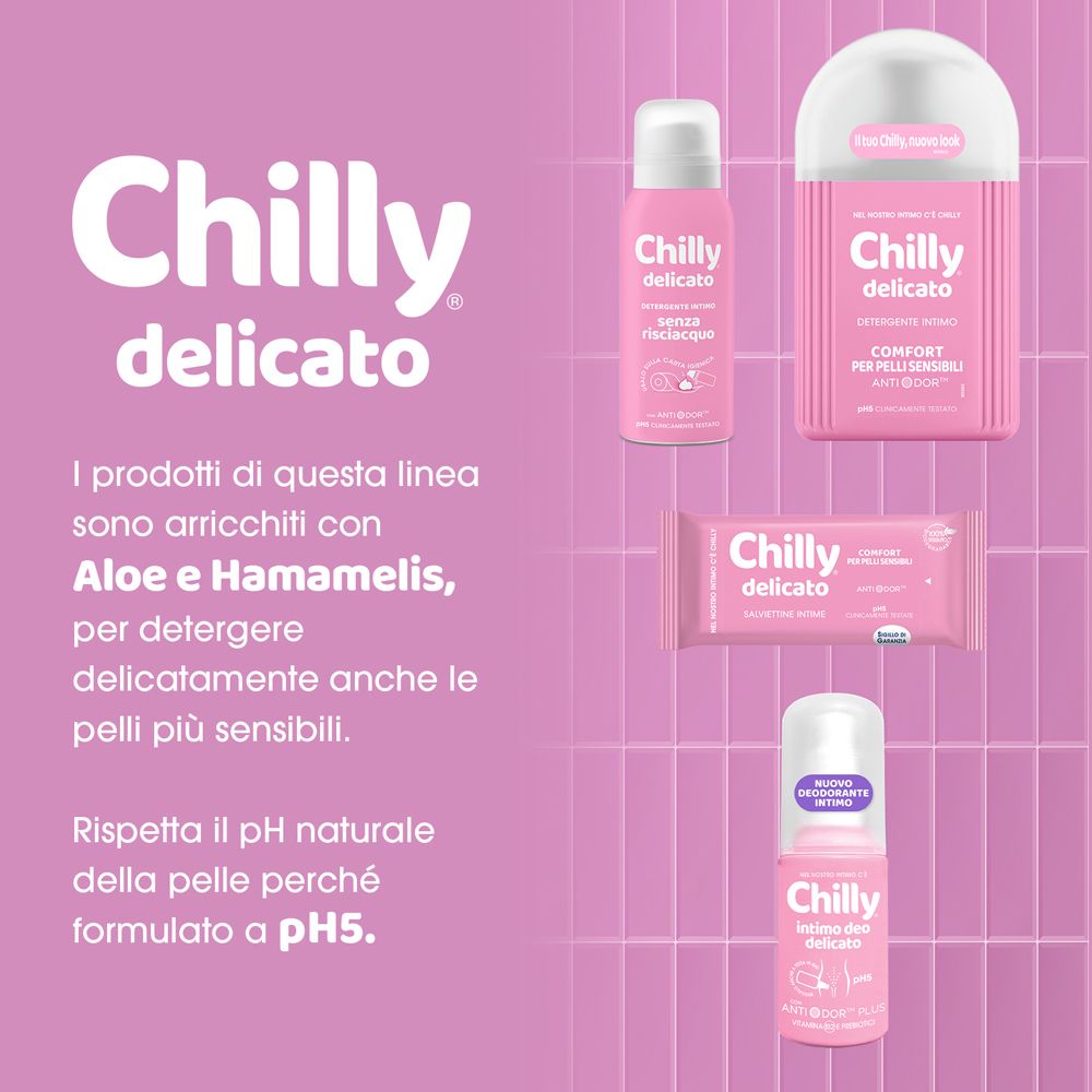 Divers produits "Chilly" sur fond rose. Produits : lingettes, sprays. Avec "Chilly delicato" et "Aloe e Hamamelis".