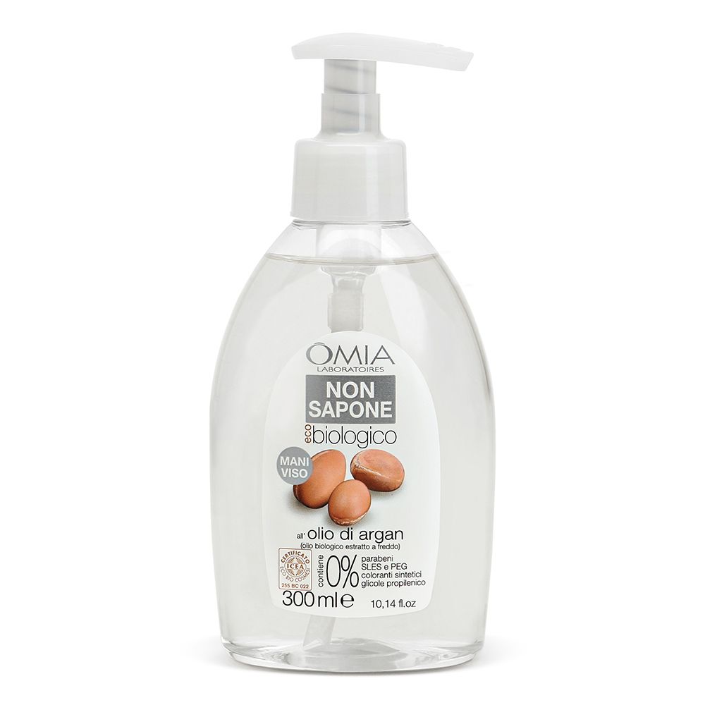 Klare Flüssigseife in einer durchsichtigen Flasche mit Spender. Auf dem Etikett steht "OMIA Non Sapone biologico".