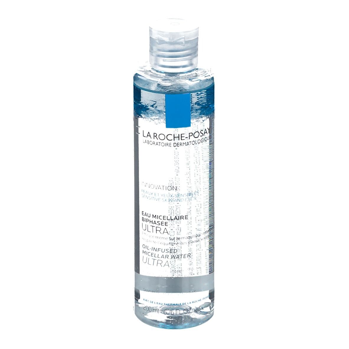 Transparente Flasche mit blauem Etikett. Aufschrift: La Roche-Posay, Eau Micellaire Biphasée Ultra. Klare Flüssigkeit sichtbar.