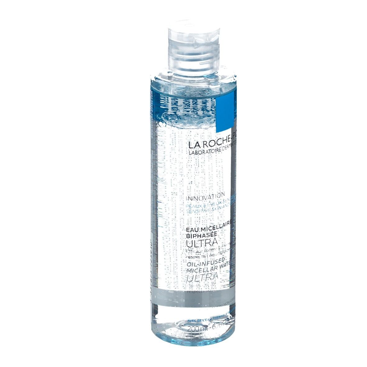 Transparente Flasche mit blauem Etikett. Aufschrift: La Roche-Posay, Eau Micellaire Biphasée Ultra. Klare Flüssigkeit sichtbar.