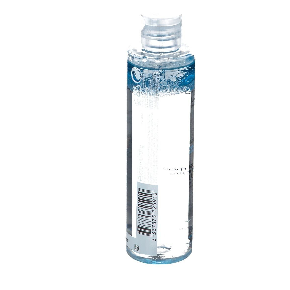 Rückansicht einer transparenten Flasche. Etikett mit Text und Barcode. Weißer Deckel. Klare Flüssigkeit sichtbar.