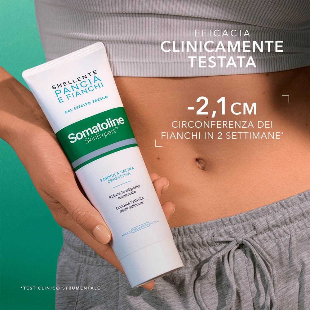 Frau hält Somatoline Cosmetic® Cryogel Schlankheitsgel für Bauch und Hüften.