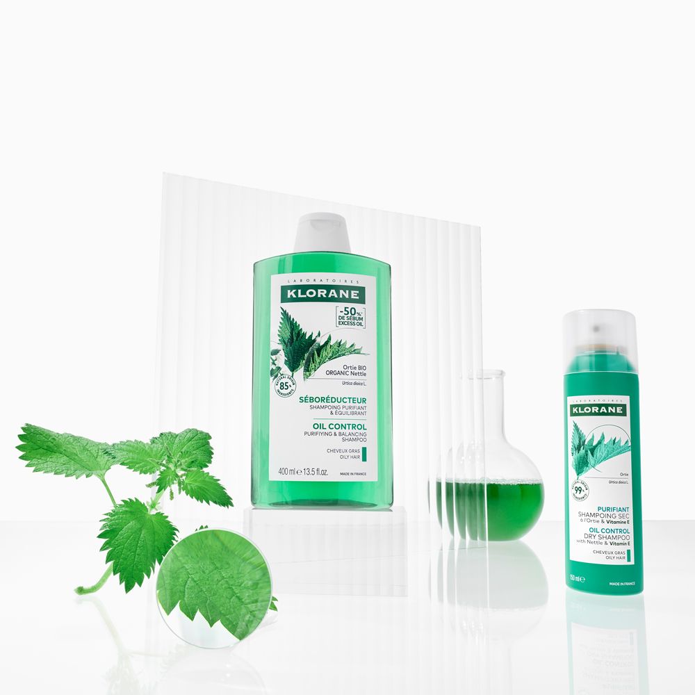 Shampooing KLORANE, shampooing sec et bécher. Feuilles d'ortie. Présentation du produit.