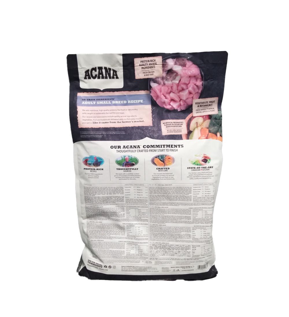 Dos du sac ACANA. Texte : "ADULT SMALL BREED RECIPE". Contient des informations sur les ingrédients et les engagements ACANA.