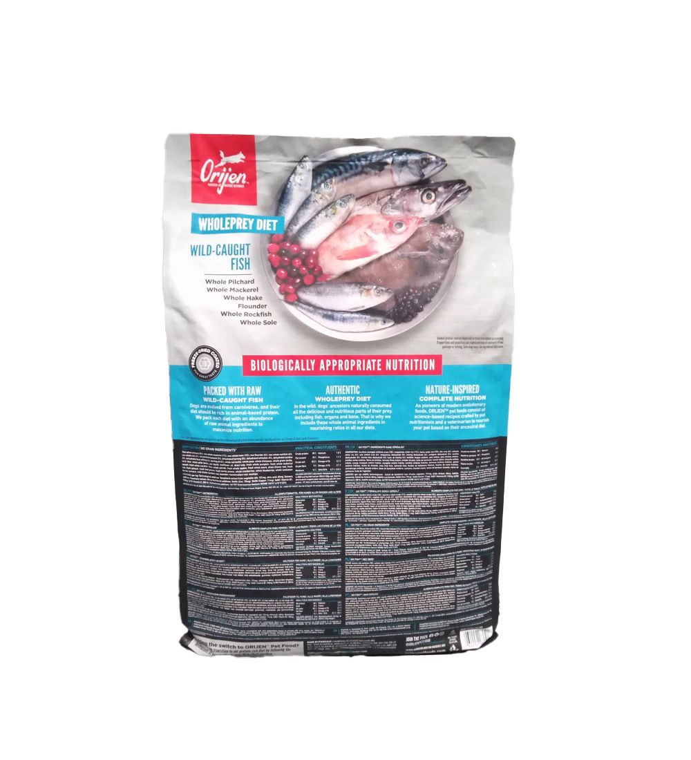 Rückseite des Orijen Six Fish Hundefutter-Beutels. Enthält Informationen über die Inhaltsstoffe und die biologisch geeignete Ernährung.
