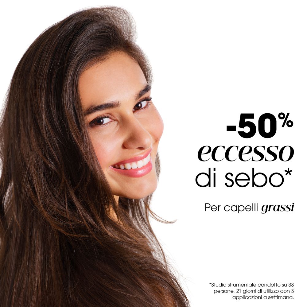 Frau mit langen, braunen Haaren. Text: -50% ecceso di sebo. Per capelli grassi. Studie mit 33 Personen.