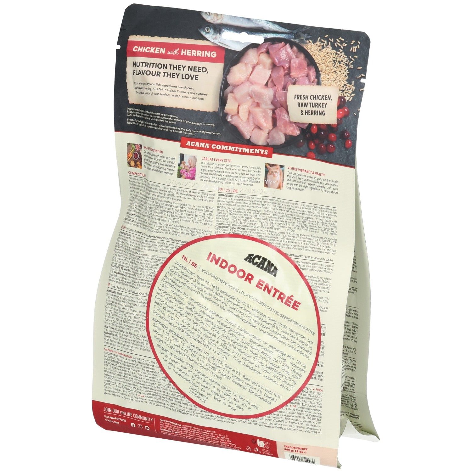 Rückseite des Katzenfutterbeutels. Aufschrift ACANA, Chicken with Herring. Abbildung von Hühnchen und Hering.