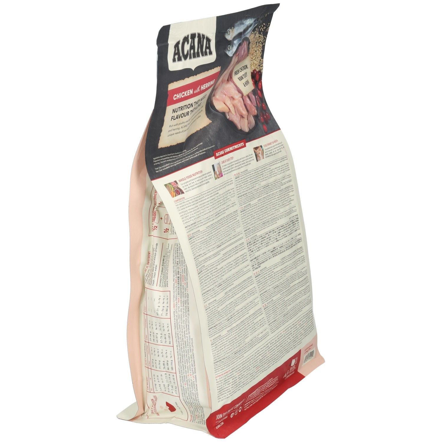 Schräge Ansicht der Rückseite einer Tüte Katzenfutter. Aufschrift: ACANA, Chicken with Herring. Text in mehreren Sprachen.