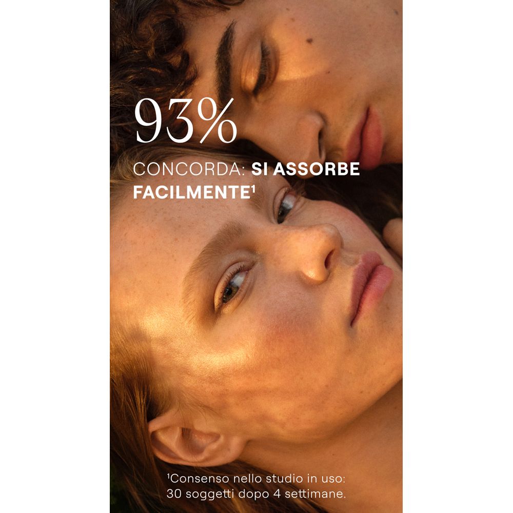Gros plan sur la peau. Texte : 93% sont d'accord : absorbe facilement.