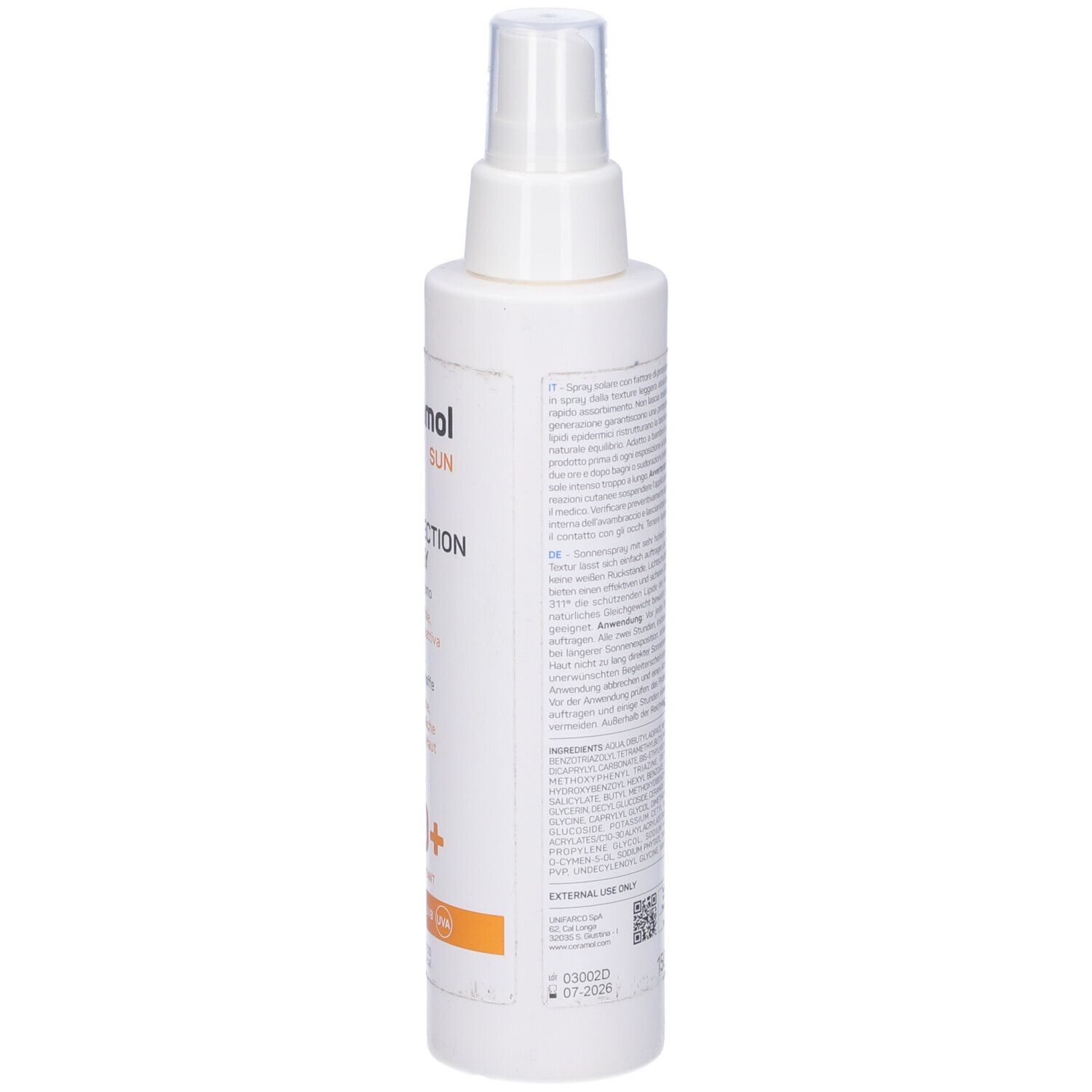 Vue latérale d'un flacon spray blanc. Texte sur l'étiquette. En bas, un code-barres et l'indication du volume.