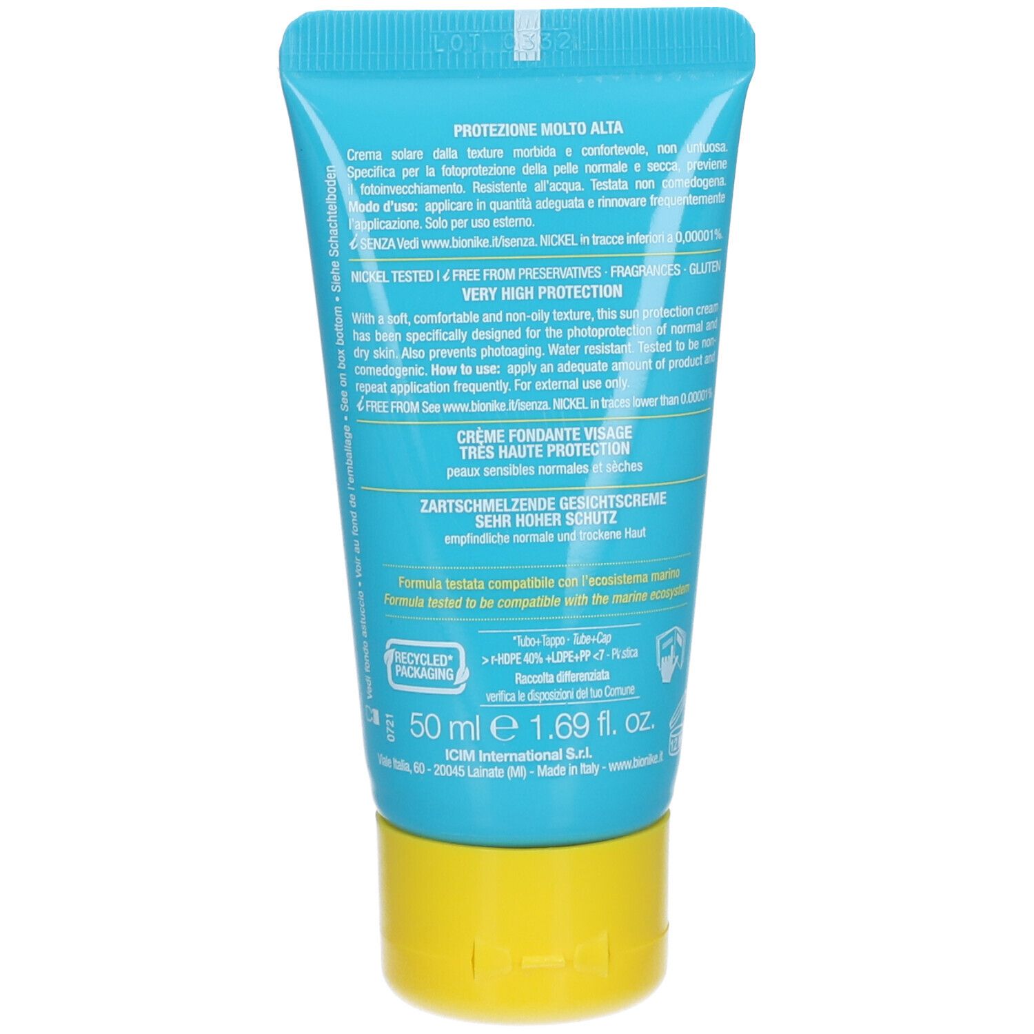 Dos d'un tube turquoise avec bouchon jaune. Texte en italien. Contient des informations sur le produit.