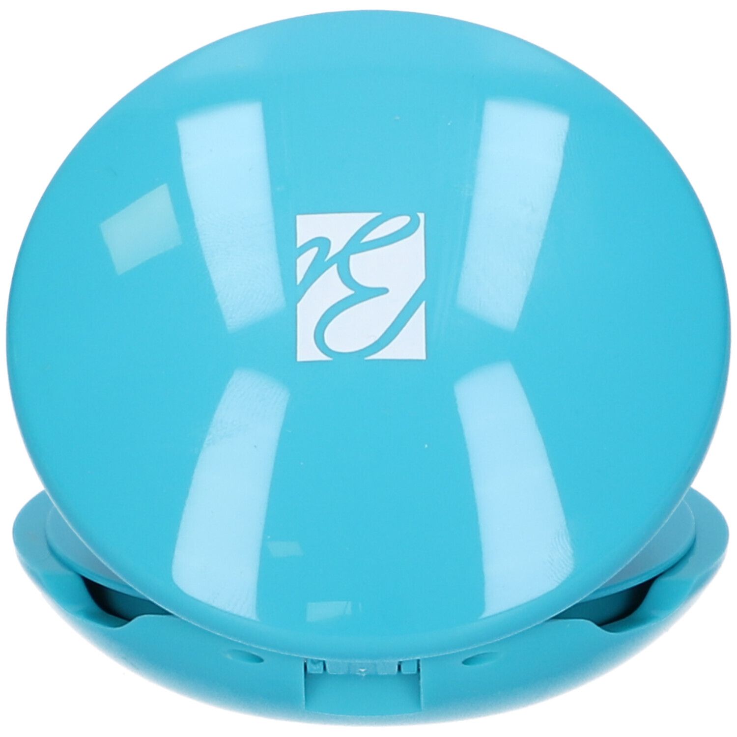 Étui de fond de teint compact bleu clair fermé. Logo blanc sur le couvercle. Forme ronde.