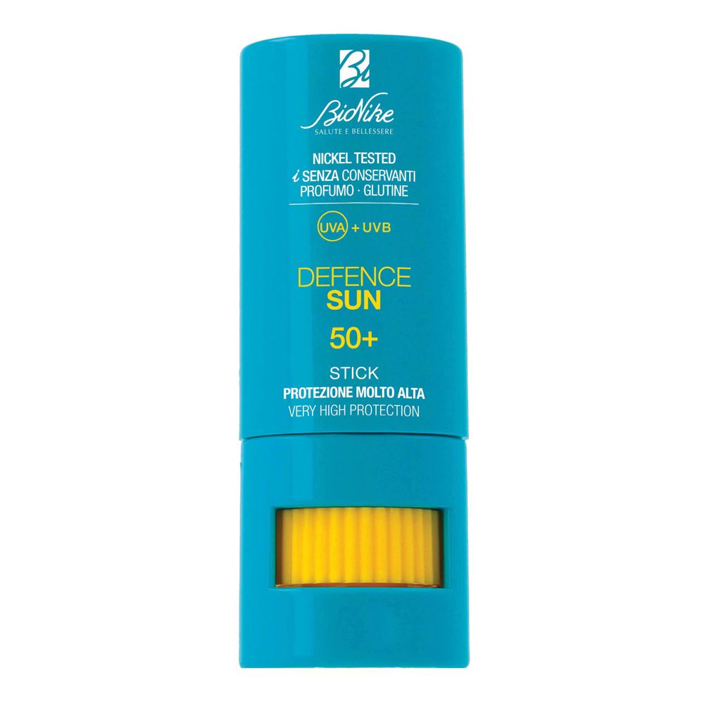 Blauer Stick von BioNike Defence Sun SPF 50+. Gelber Drehverschluss. Text: Nickel Tested, ohne Konservierungsstoffe, Gluten.